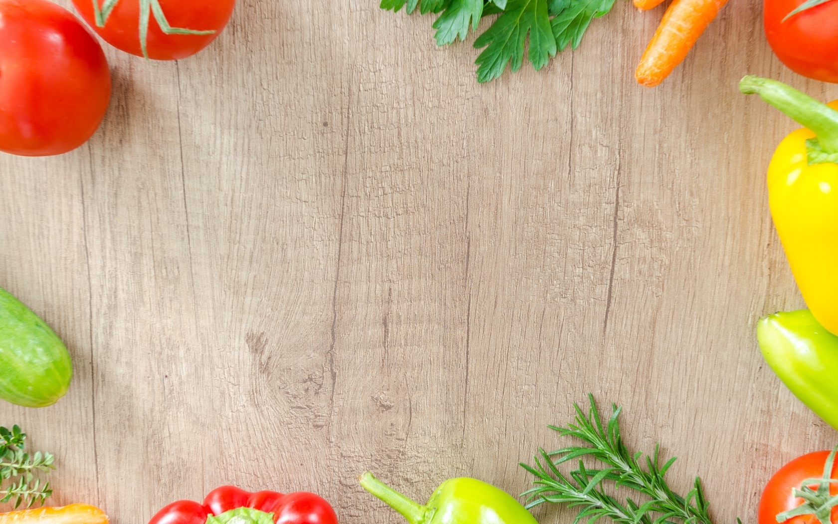 Овощи на деревянном фоне 