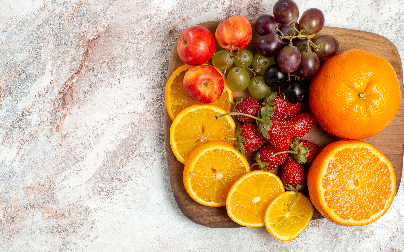 Аппетитные фрукты на доске манят ароматом