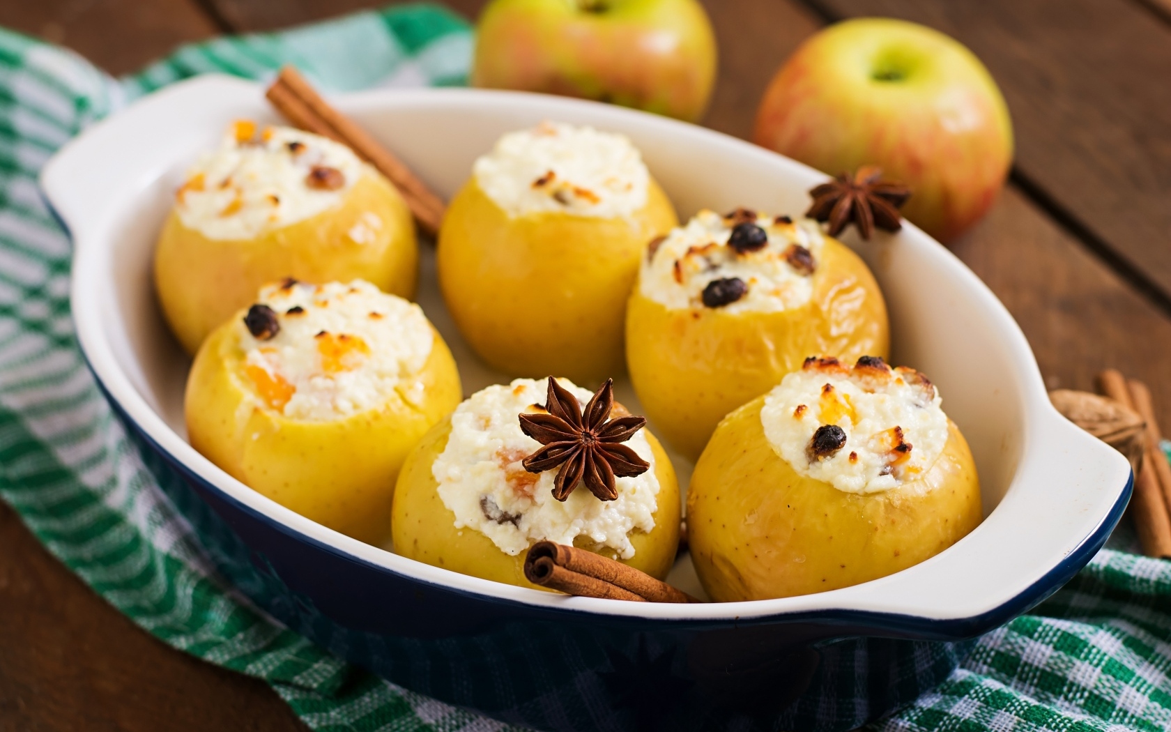 Запеченные яблоки с творогом и специями