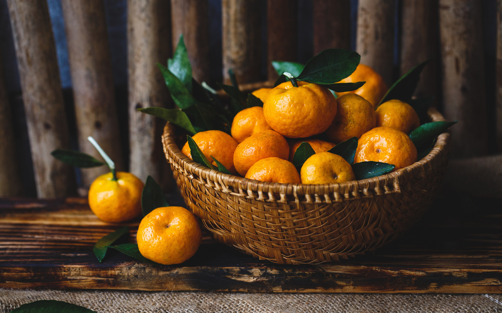 Корзина ароматных мандаринов на столе