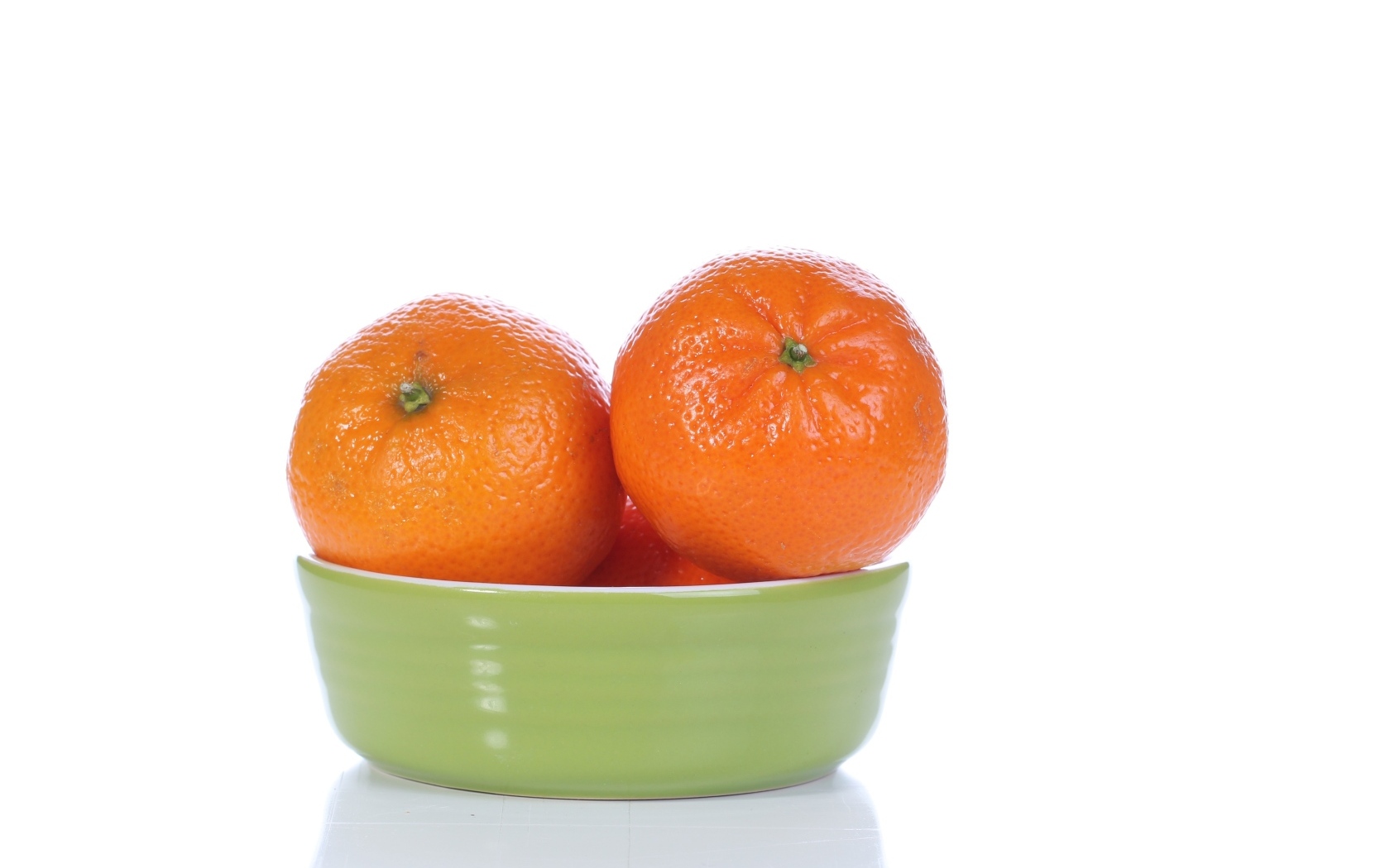 Красивые мандарины в миске на белом фоне