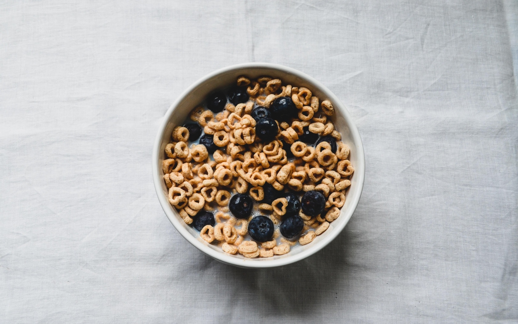 Хлопья с ягодами черники и молоком на завтрак