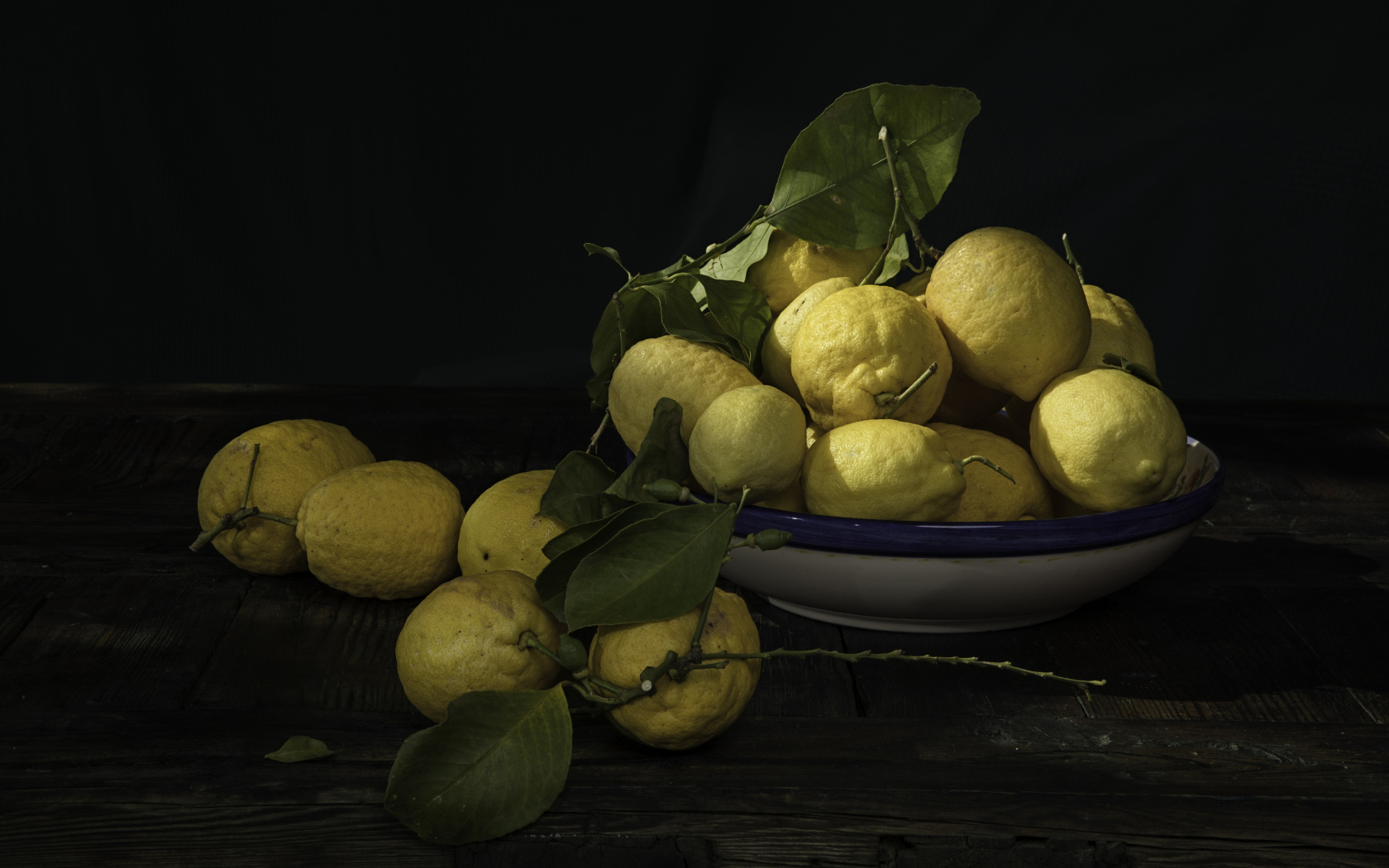 Много спелых желтых лимонов на столе