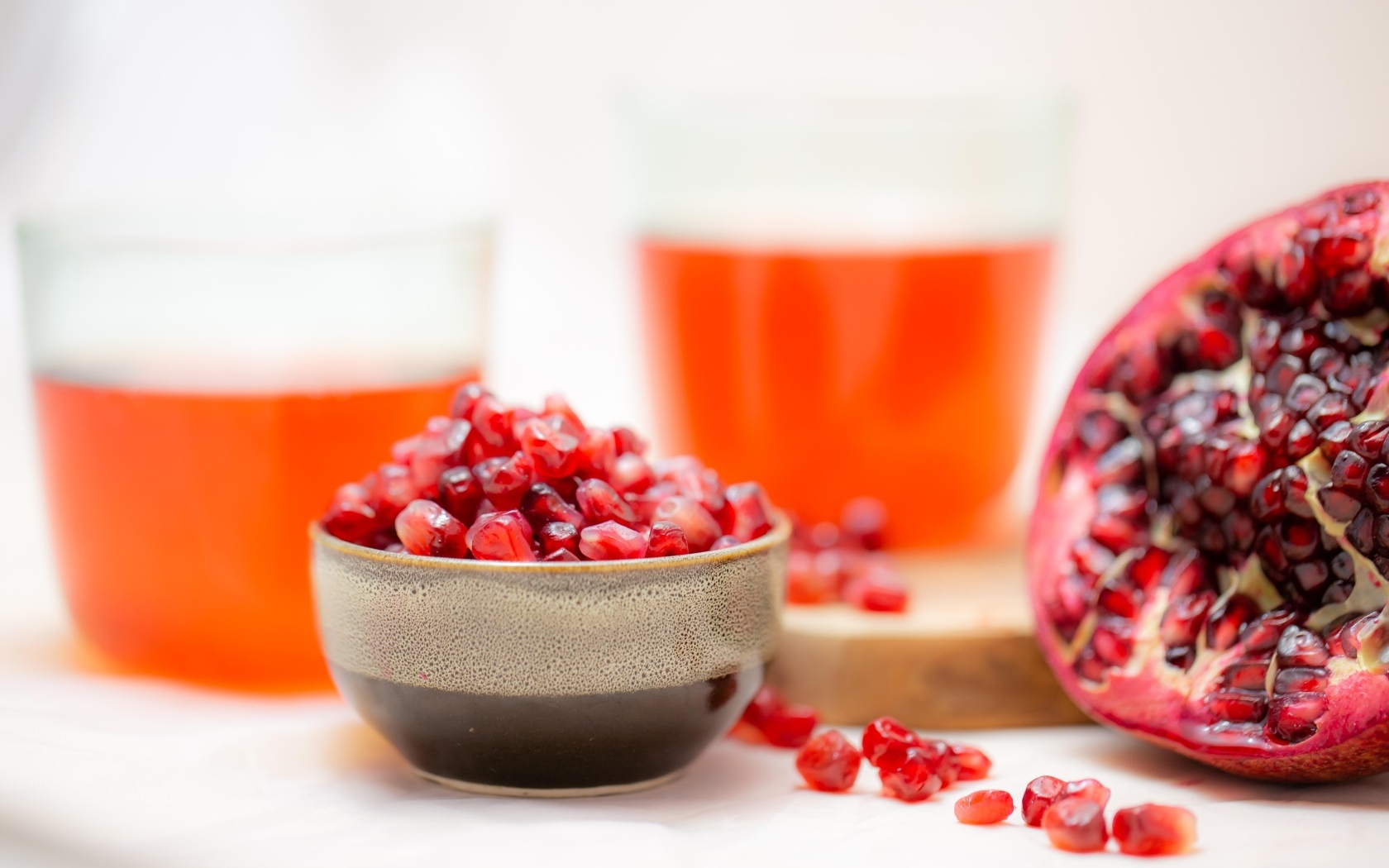 Очищенный красный гранат на столе