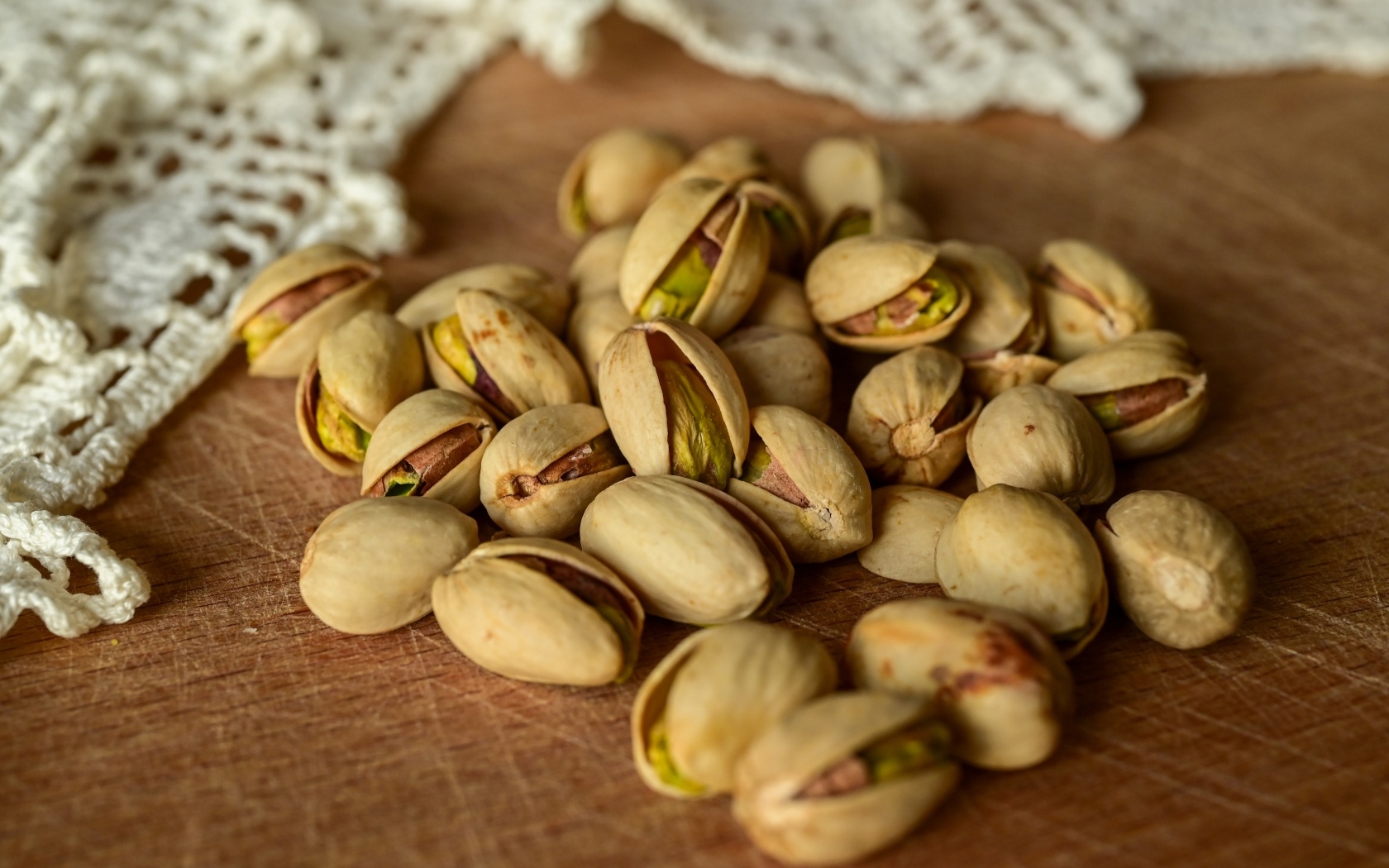 Фисташки в скорлупе на столе