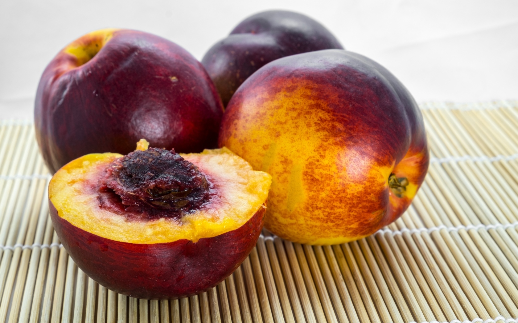 Спелый сладкий нектарин на столе