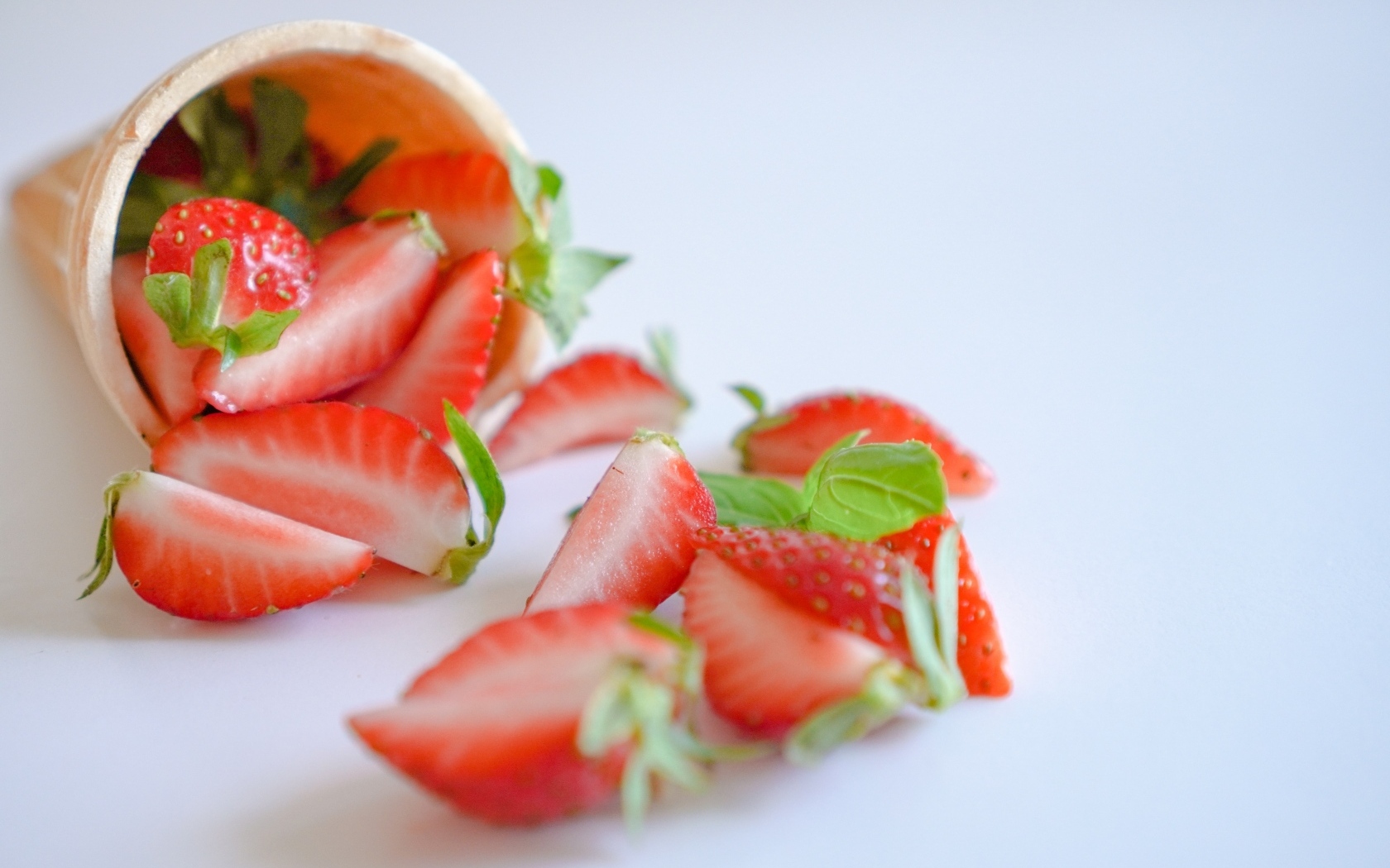 Кусочки клубники с вафельным рожком