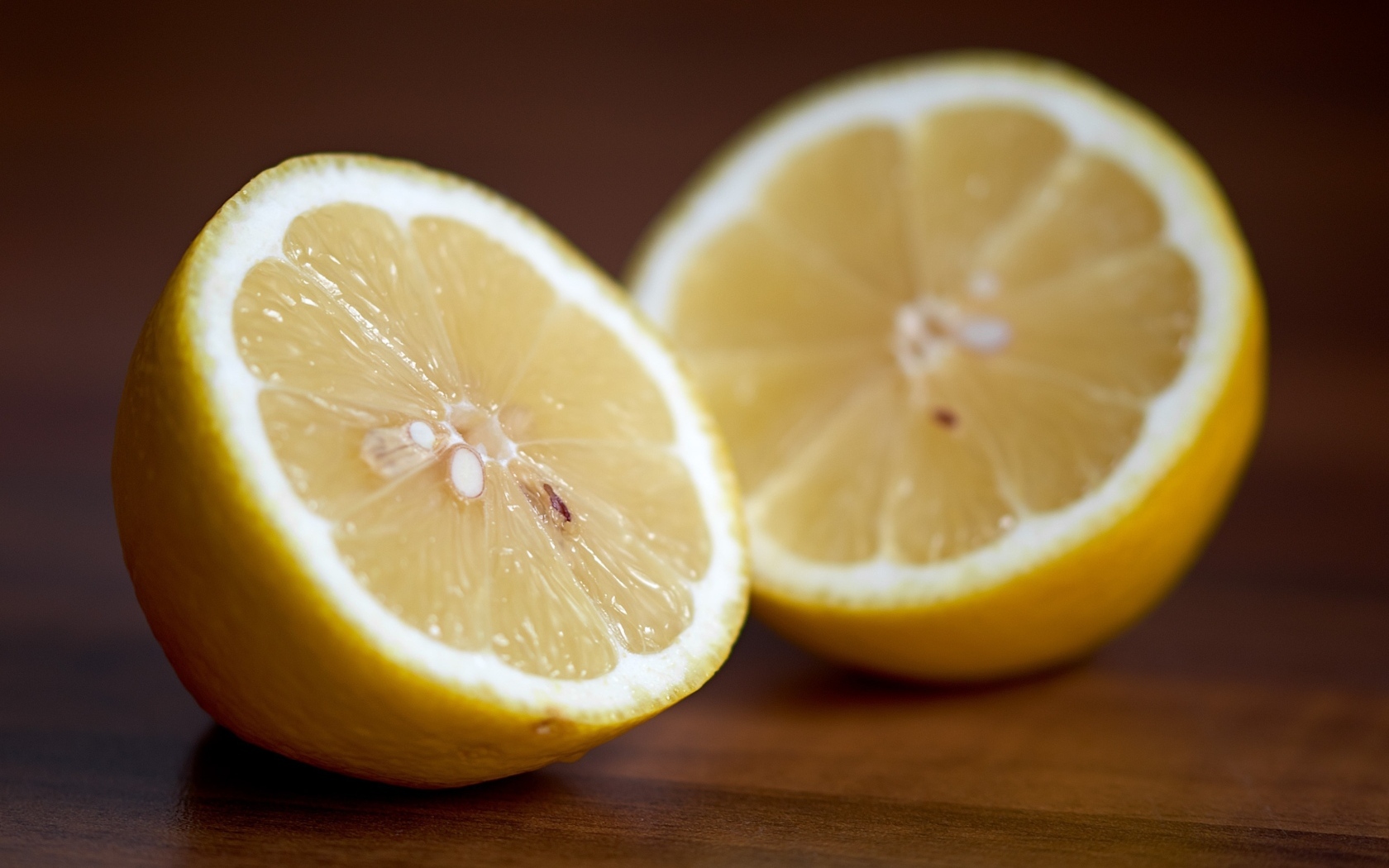 Две половины лимона столе 