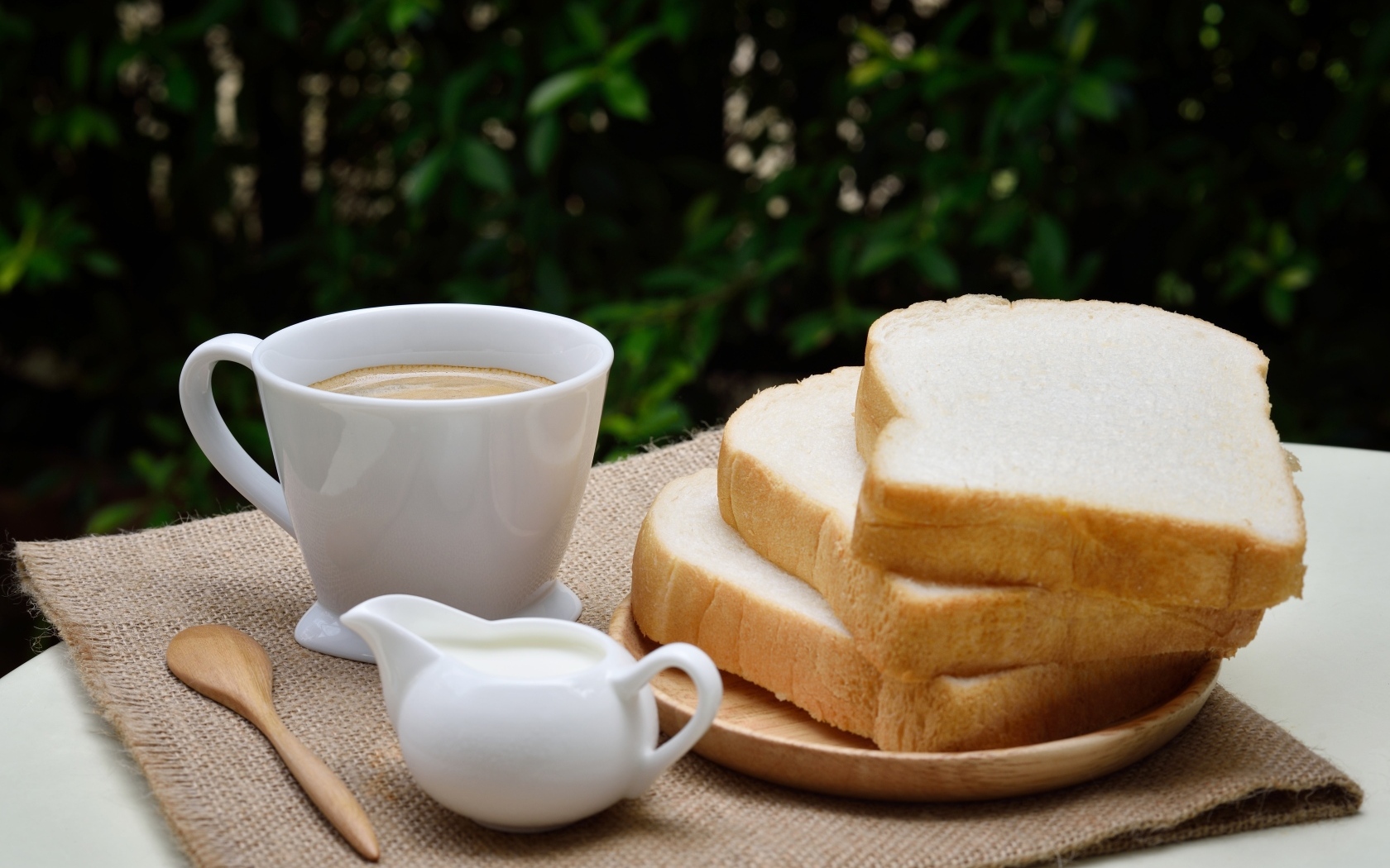 Хлеб на столе с кофе и молоком