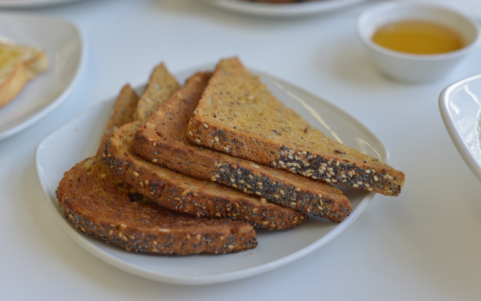 Кусочки хлеба на столе на завтрак 