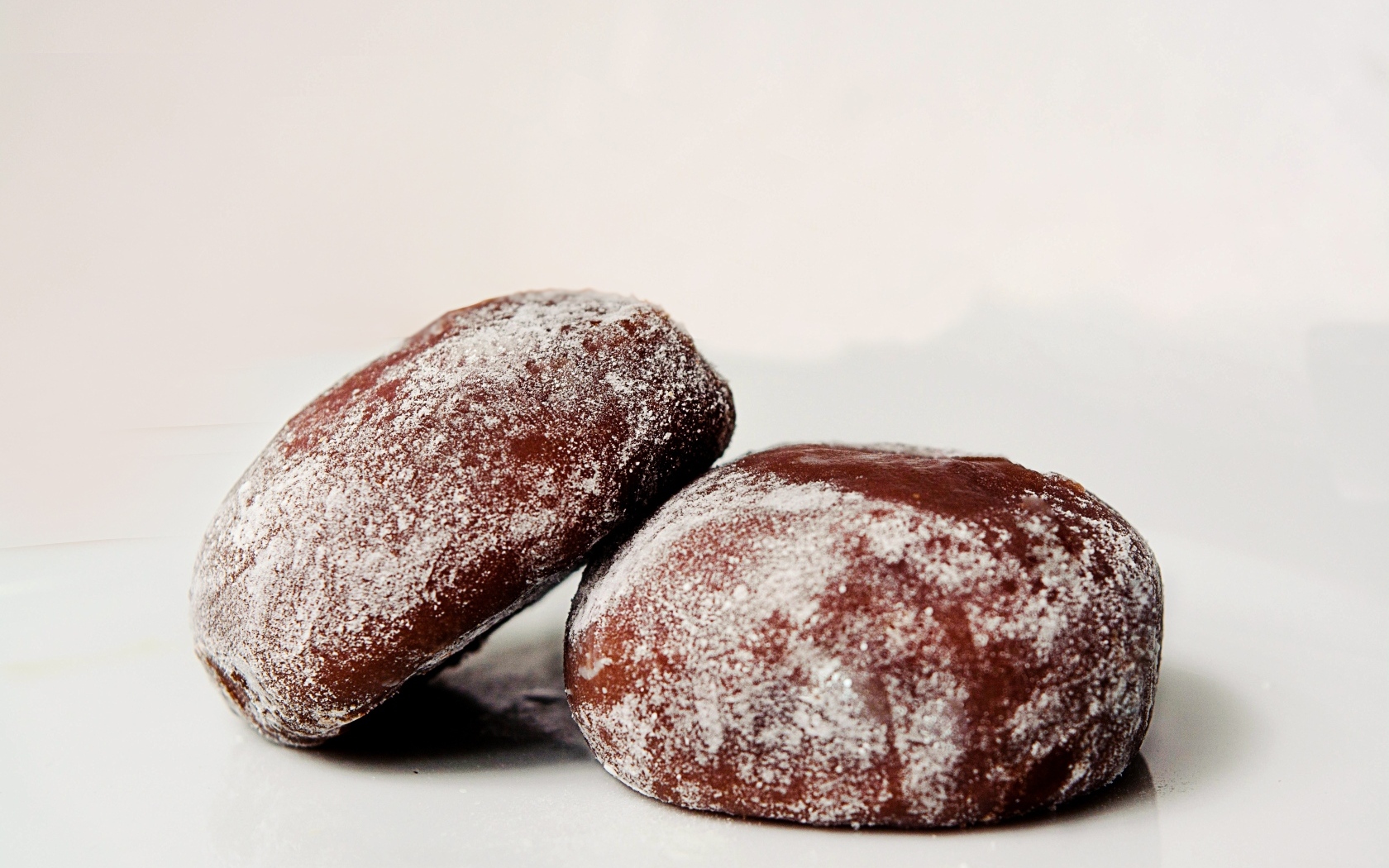 Две буханки ржаного хлеба на сером фоне