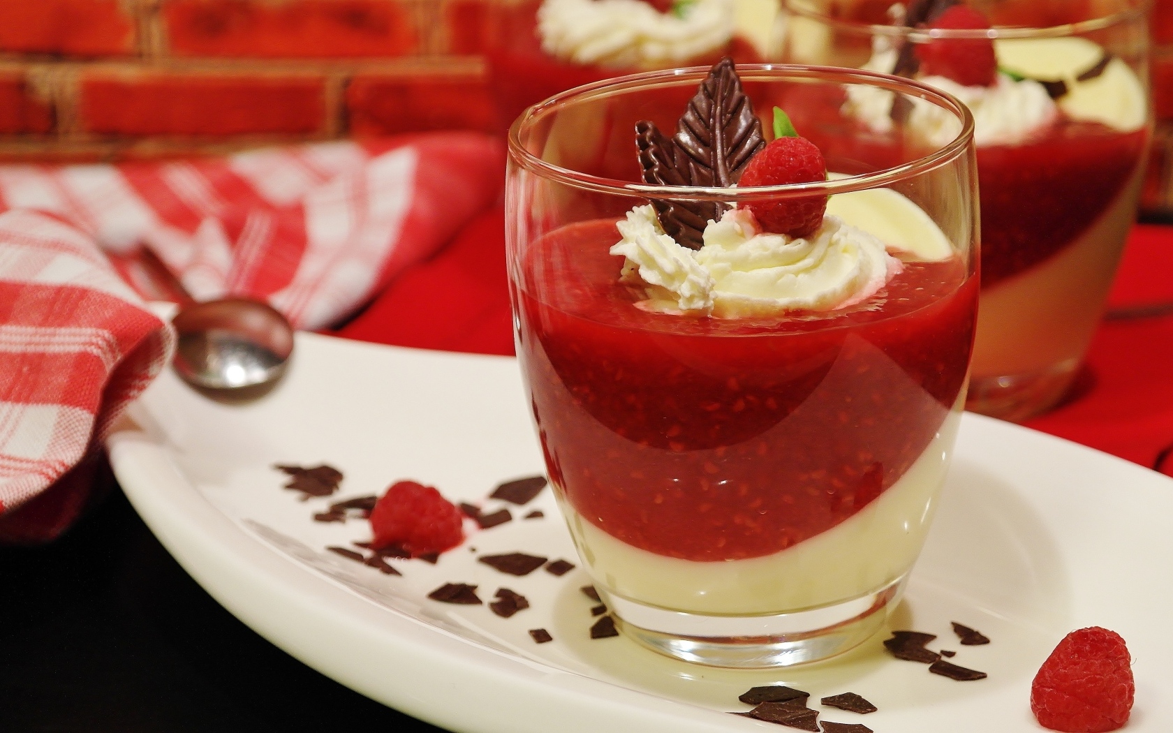 Ягодный десерт с кремом и взбитыми сливками