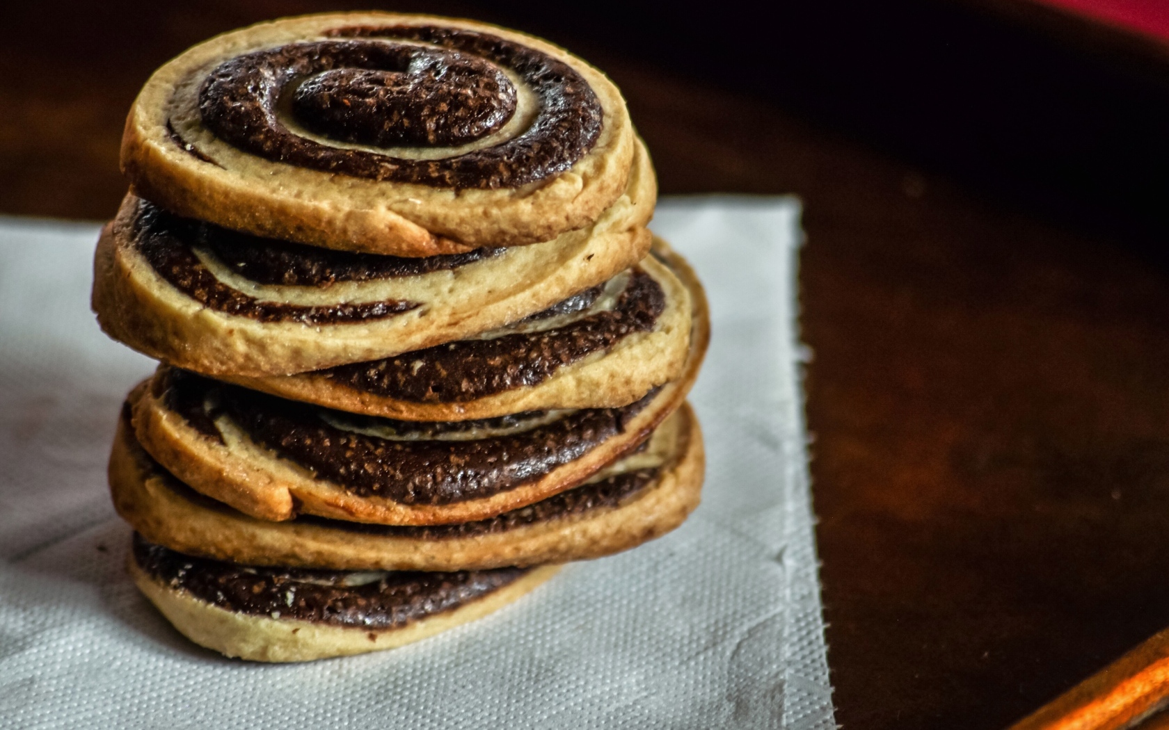 Двухцветное печенье на салфетке на столе 