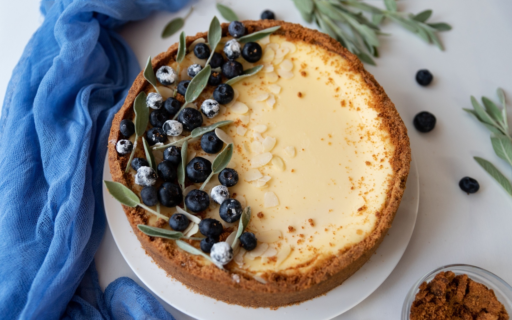 Чизкейк с ягодами черники на тарелке 