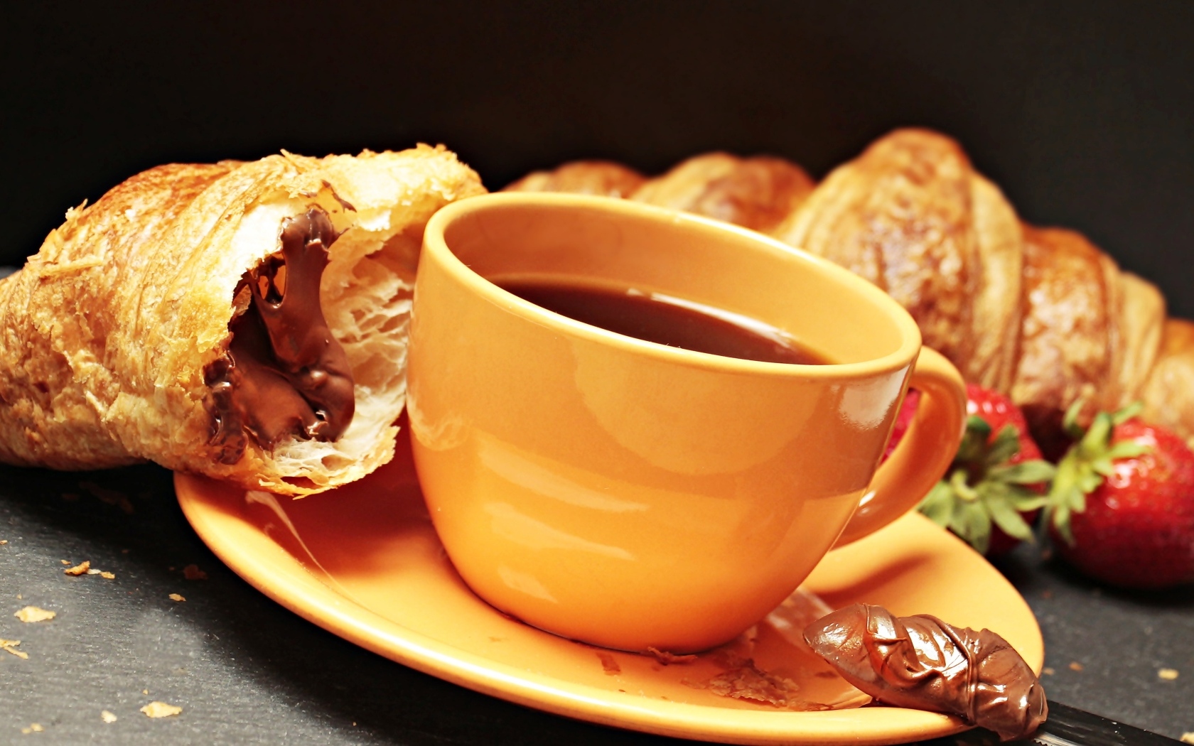 Чашка кофе на тарелке с круассанами