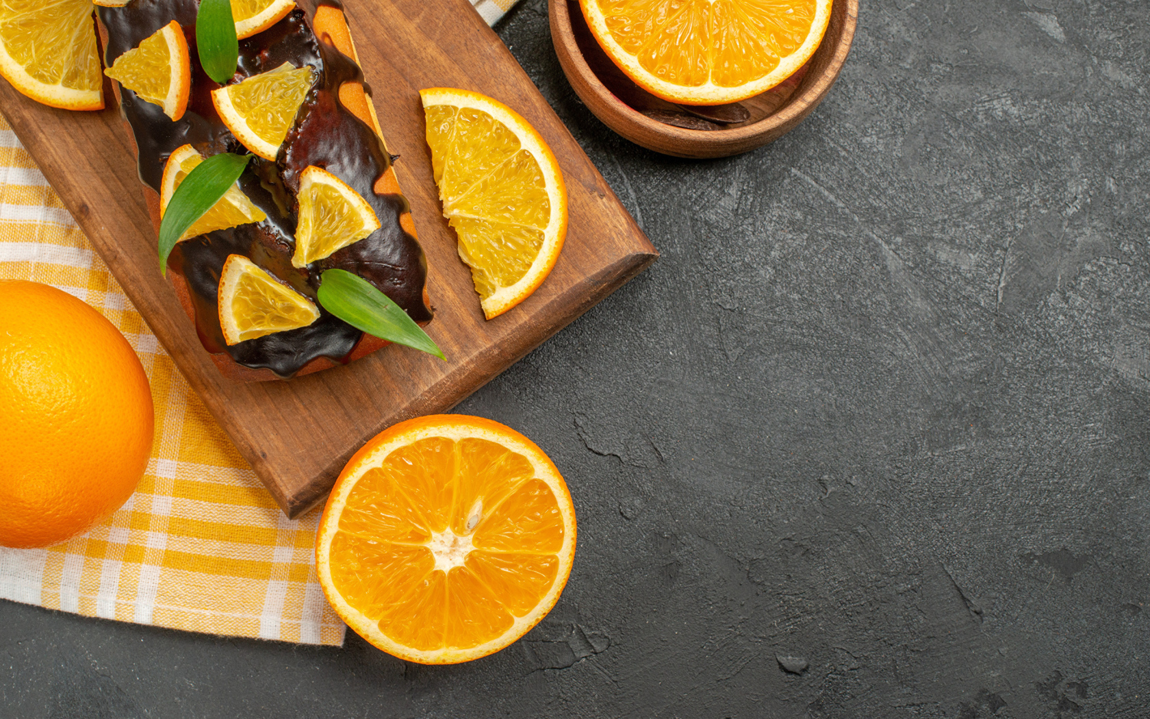 Кекс с шоколадом и апельсинами на доске