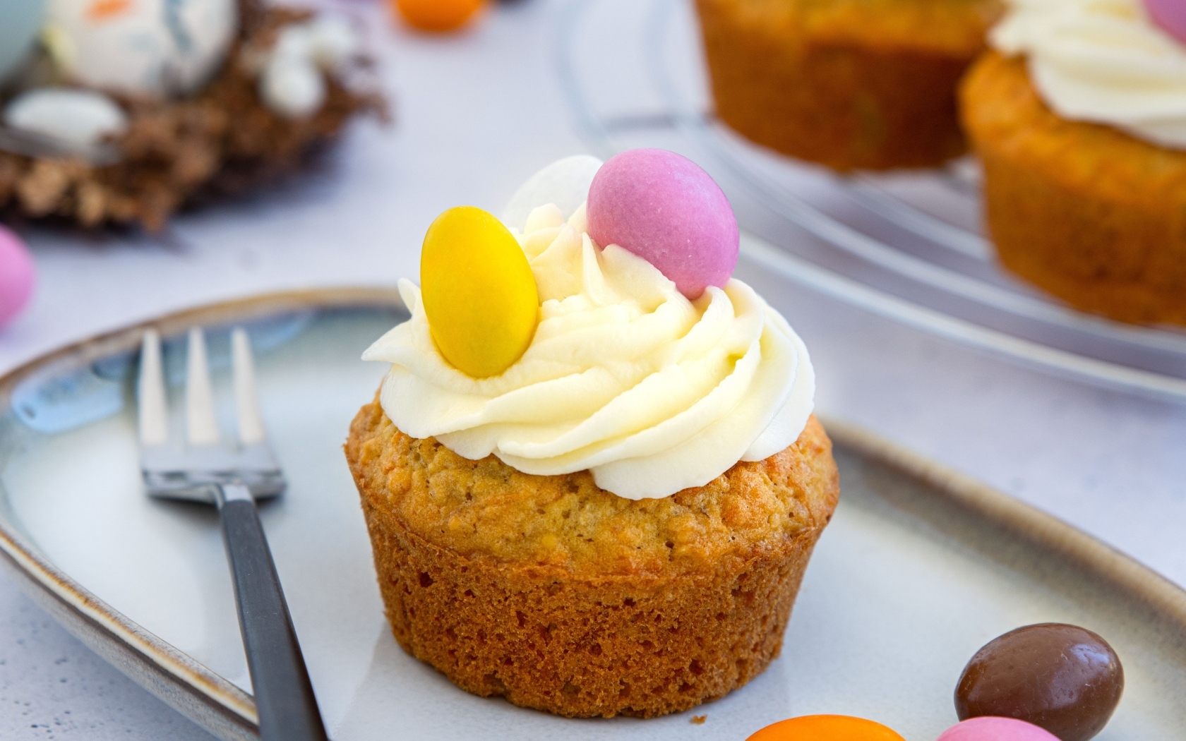 Вкусный кекс с кремом и шоколадными конфетами