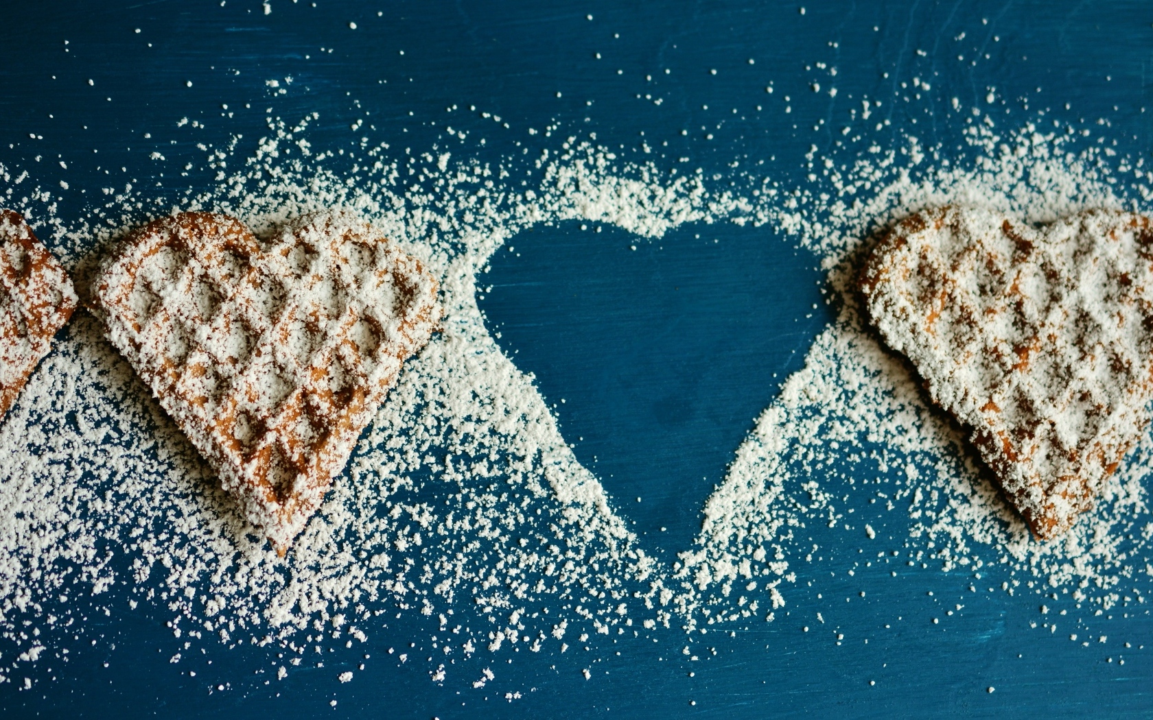 Вкусные вафли в форме сердца с сахарной пудрой