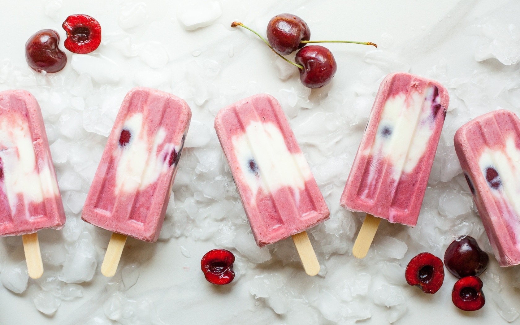 Вкусное мороженое на палочке с ягодами черешни