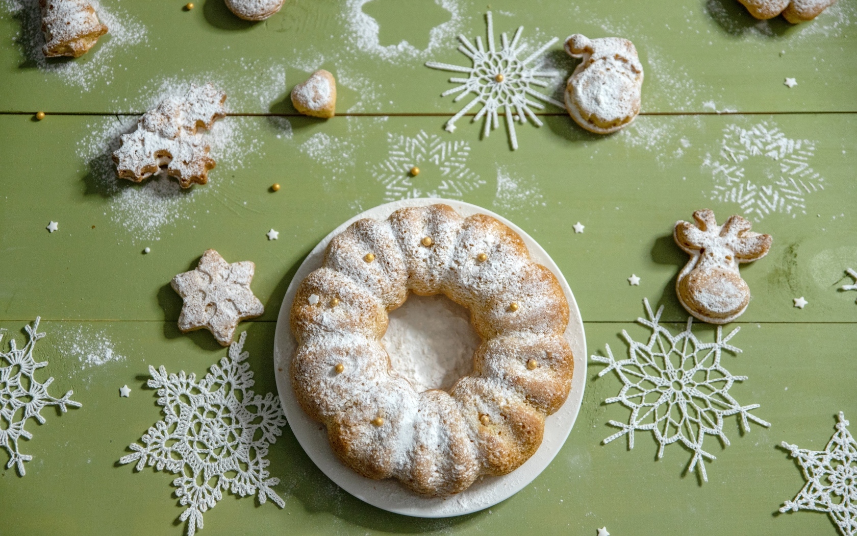 Вкусный сладкий рождественский кекс с сахарной пудрой