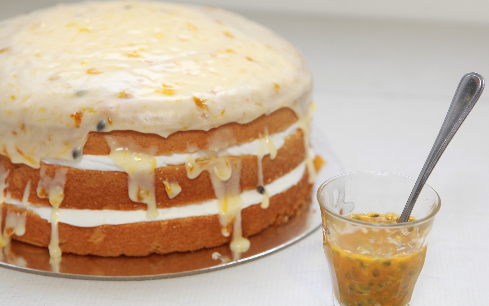 Праздничный торт с вкусным кремом на столе