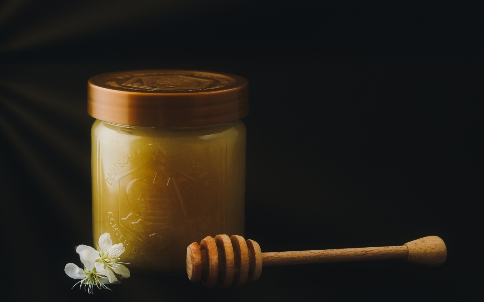 Мед в банке с деревянной ложкой