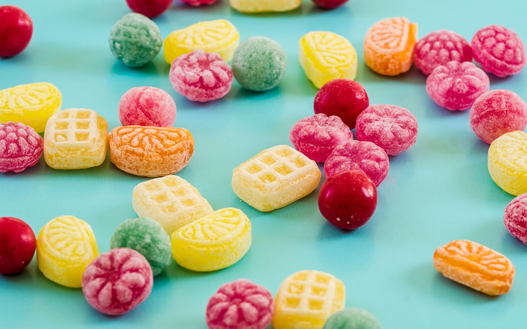 Разноцветные сладкие конфеты на голубом фоне
