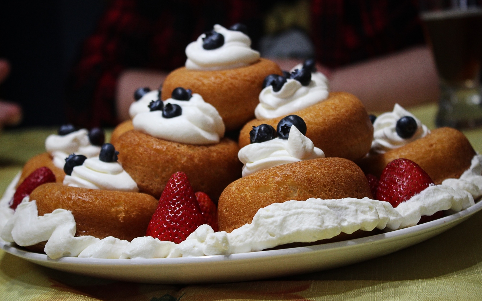 Выпечка с кремом и ягодами клубники и черники