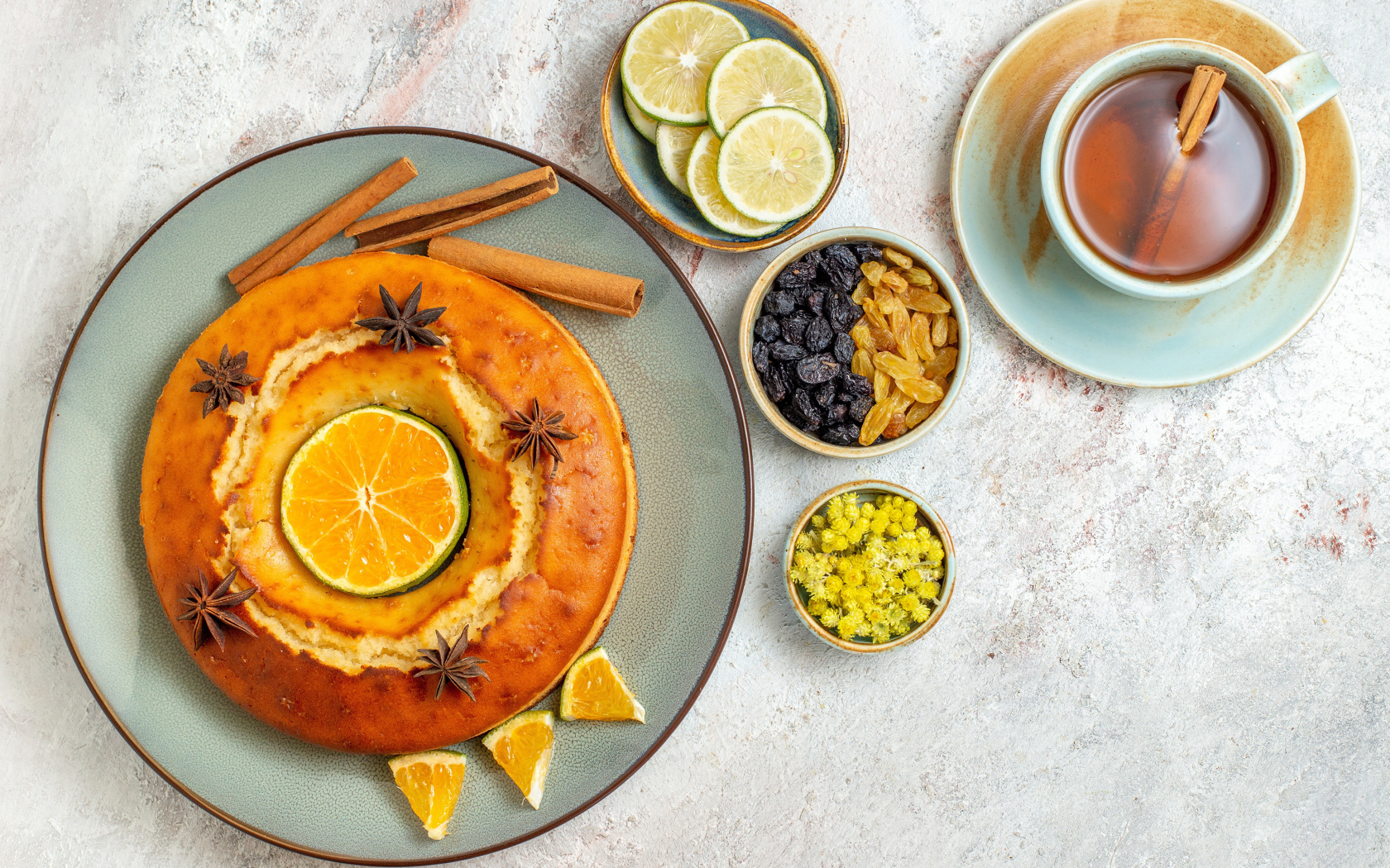 Пирог с лимонным кремом на столе