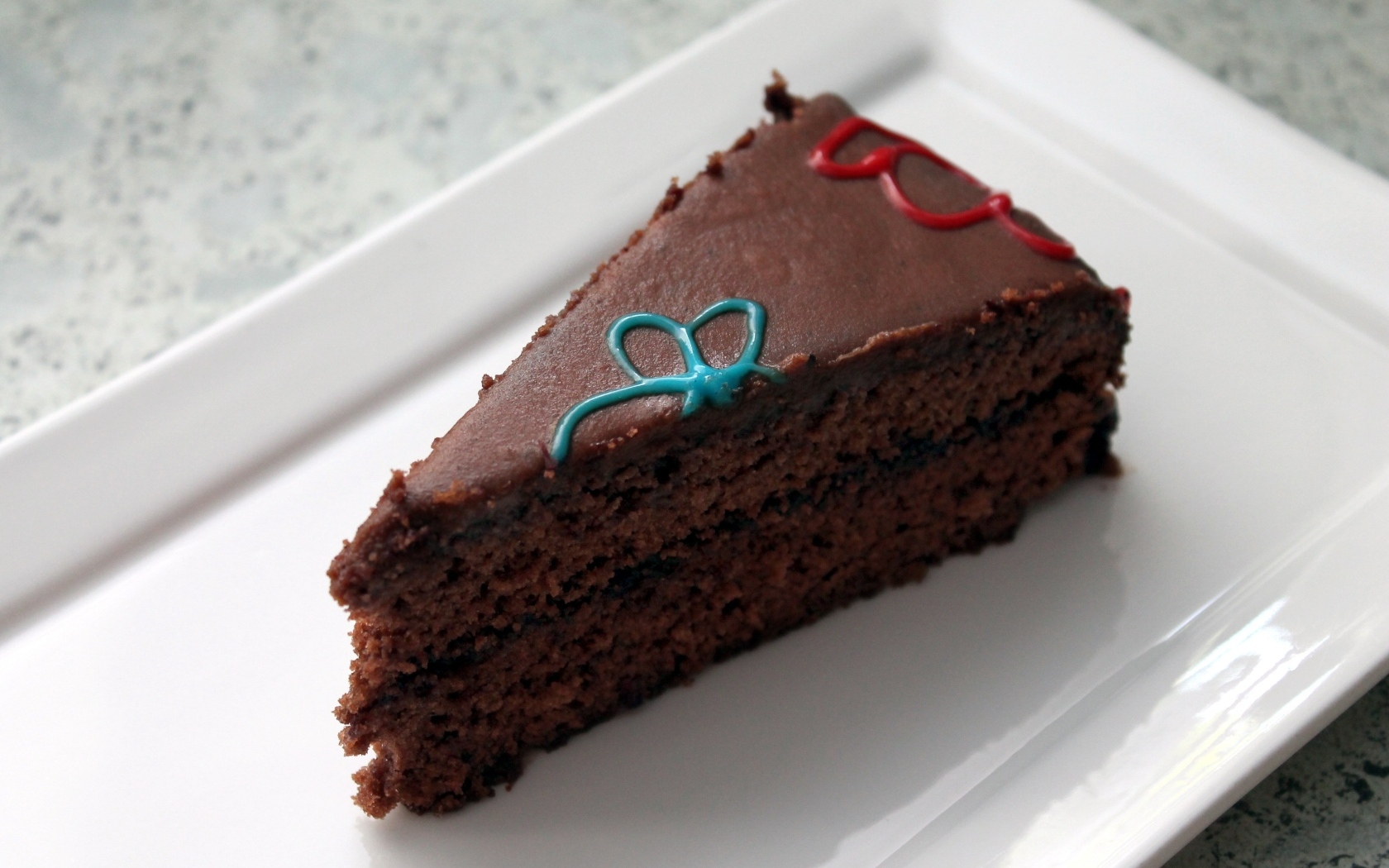 Кусок шоколадного торта на белой тарелке 