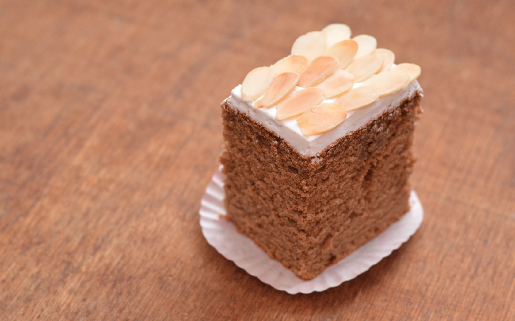 Кусок пирога с кремом и миндальными хлопьями