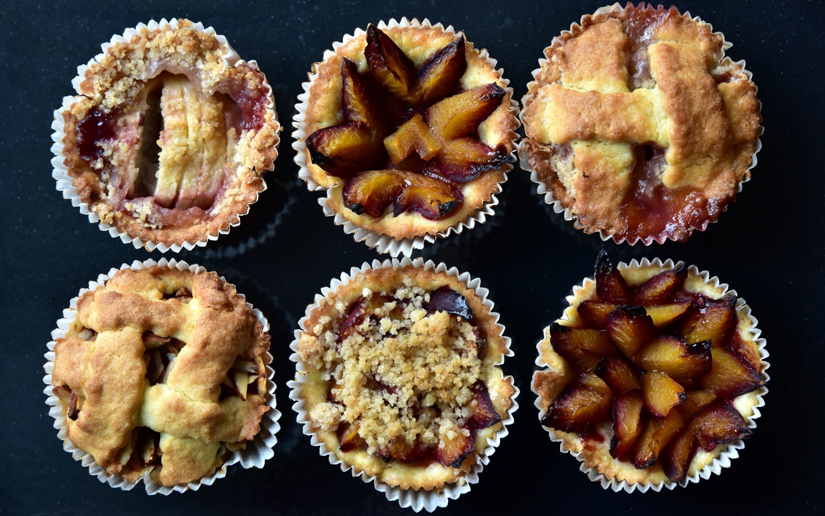 Тарталетки с фруктами на столе