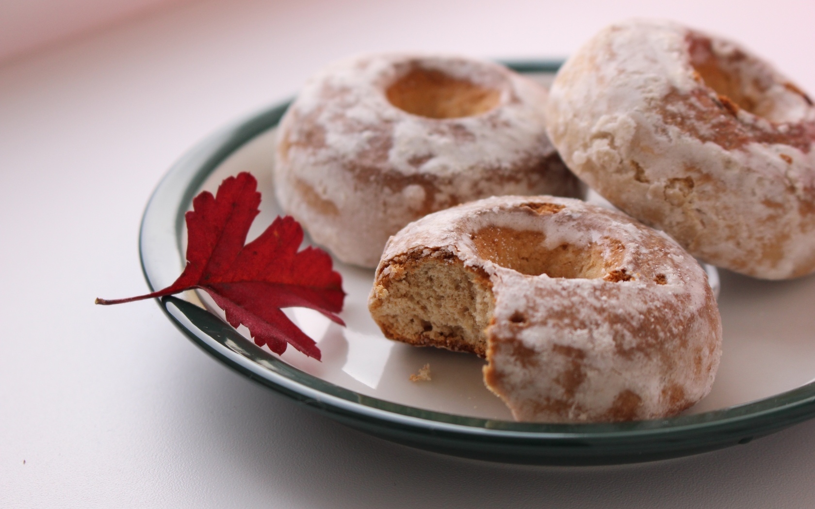 Три пряника на тарелке на столе