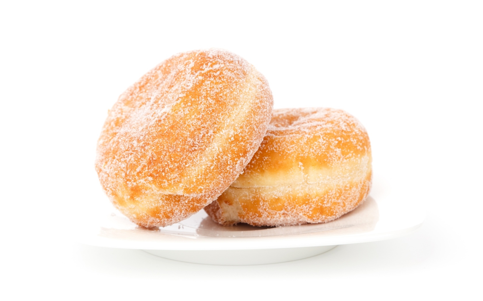 Два сладких пончика в сахарной пудре на белом фоне