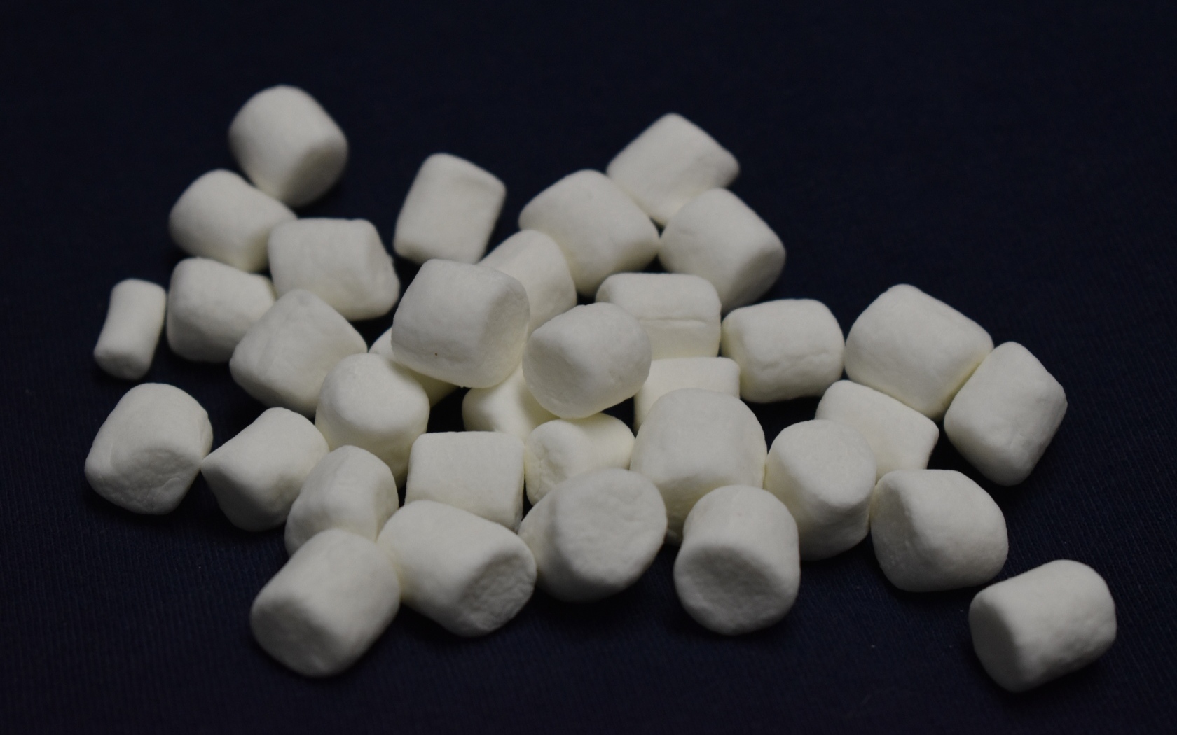 Белое маршмеллоу на черном фоне