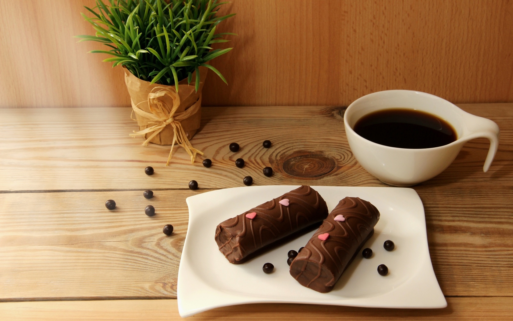 Кофе с конфетами на столе