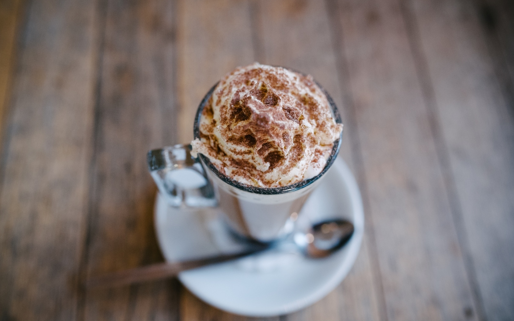 Чашка кофе со взбитыми сливками