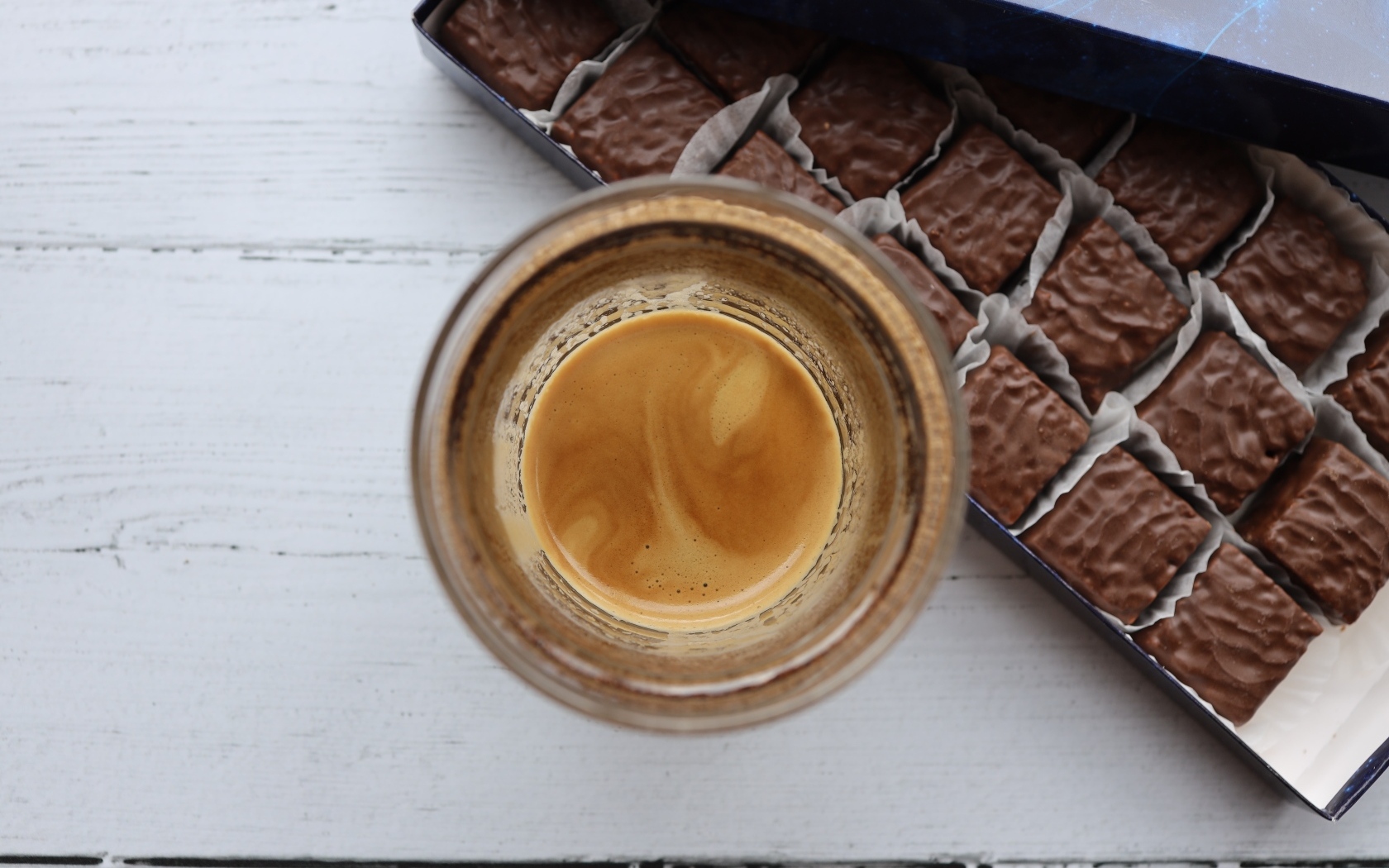 Чашка кофе с шоколадными конфетами