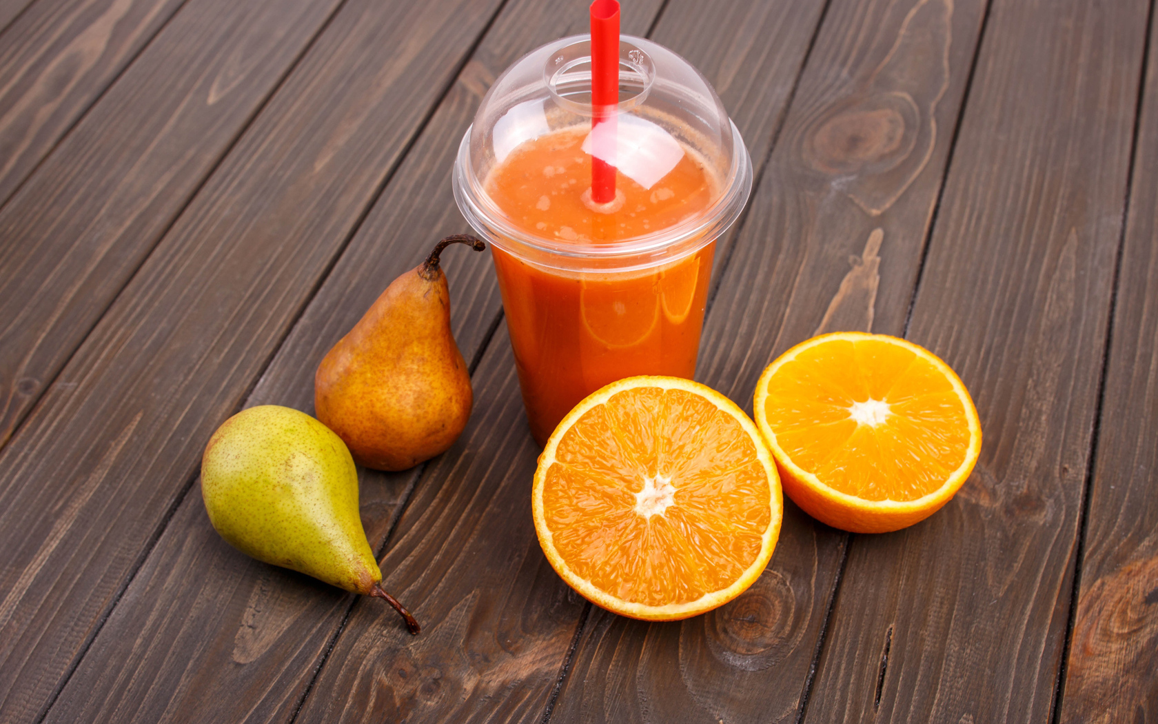 Сок на столе с грушами и апельсином