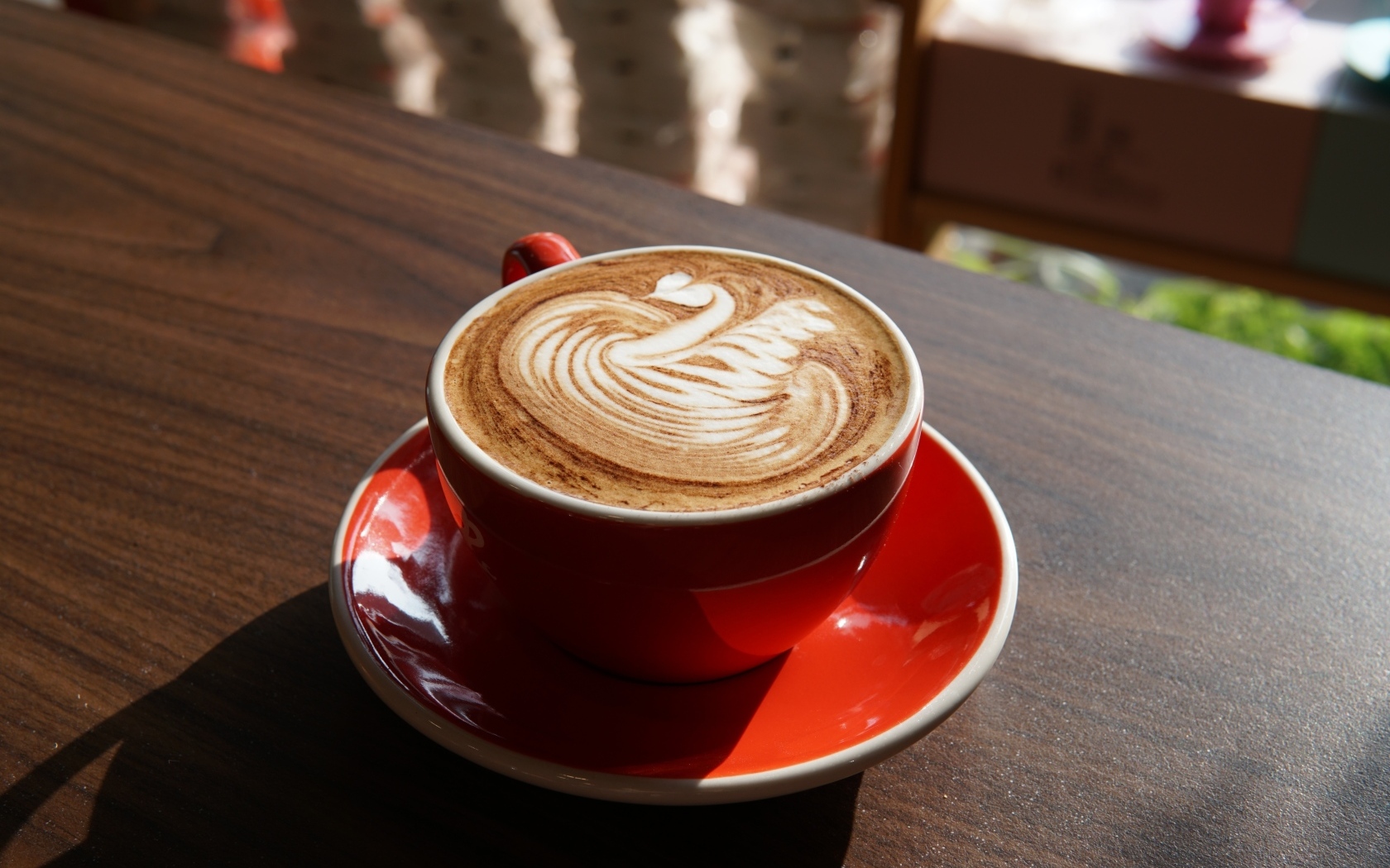 Латте с красивой пенкой в красной чашке