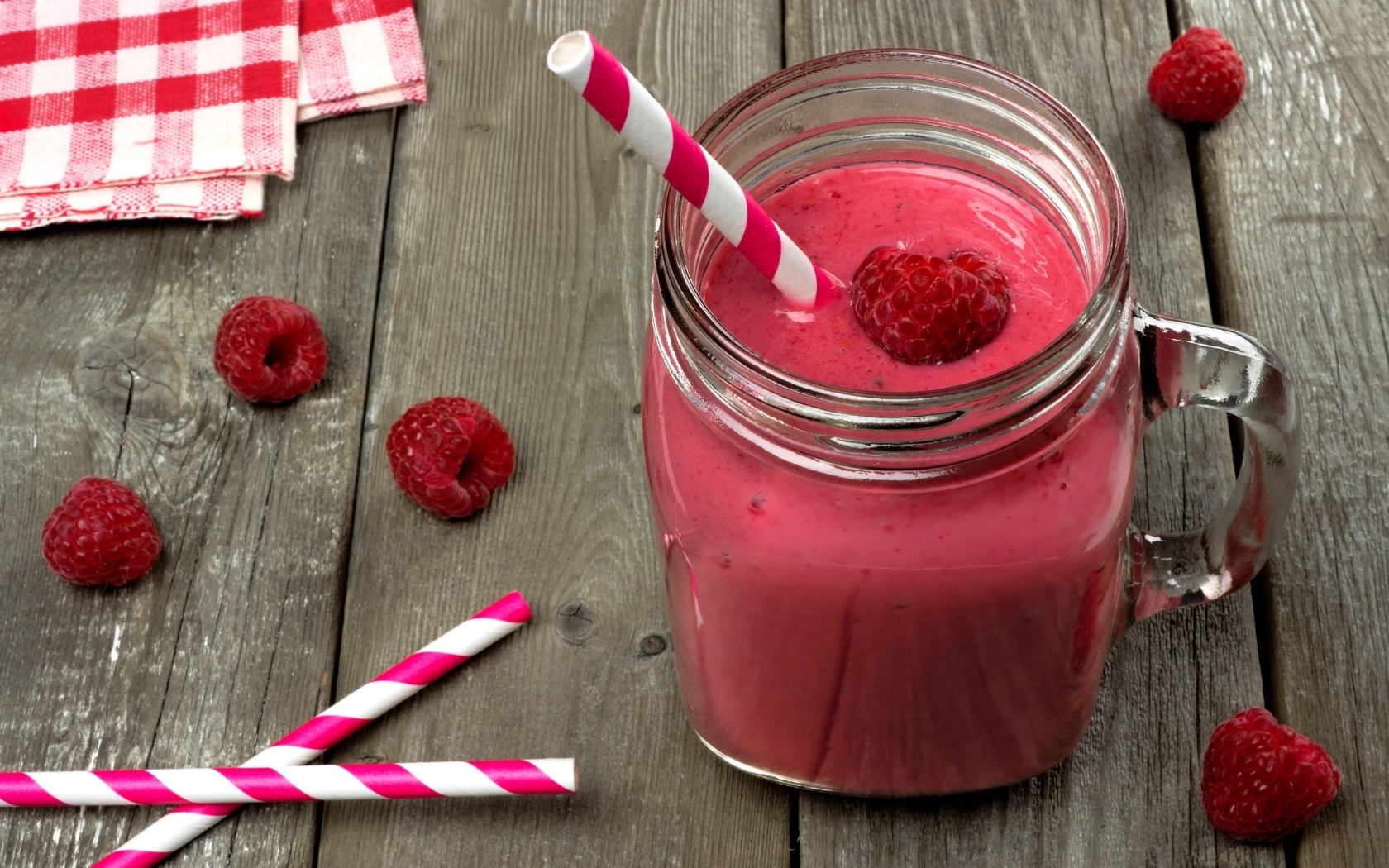 Малиновый смузи в стеклянной банке с трубочкой