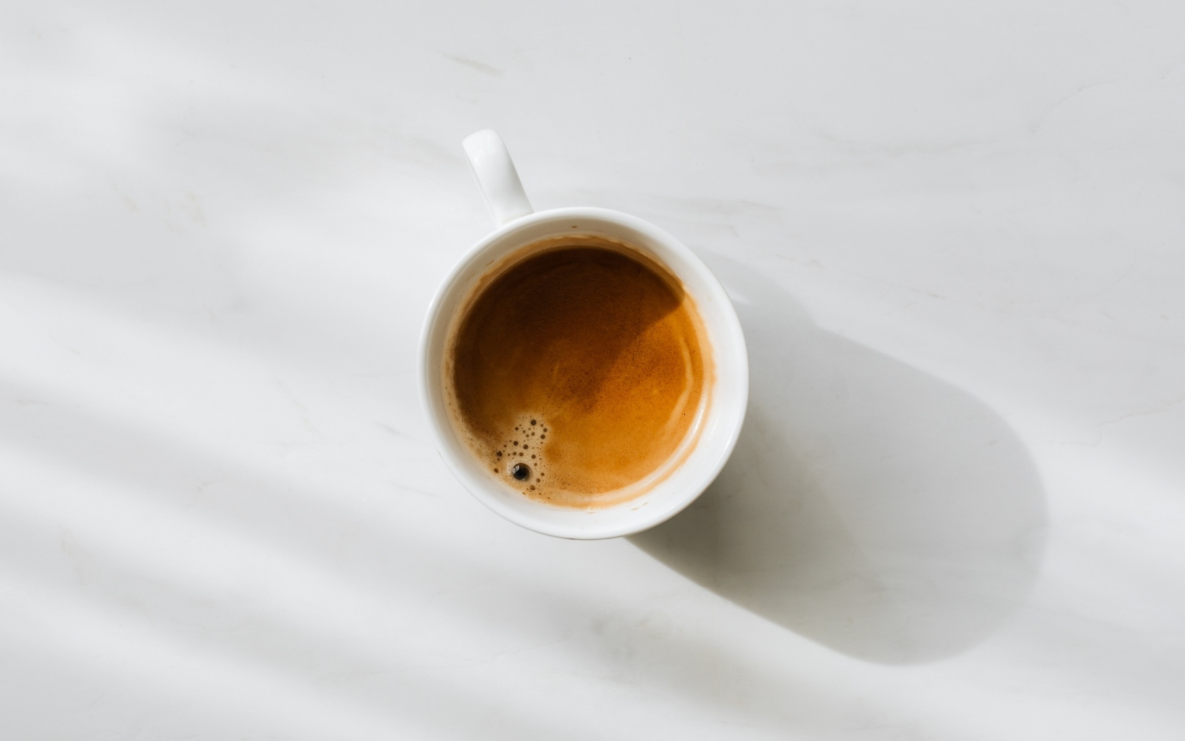 Маленькая белая чашка кофе