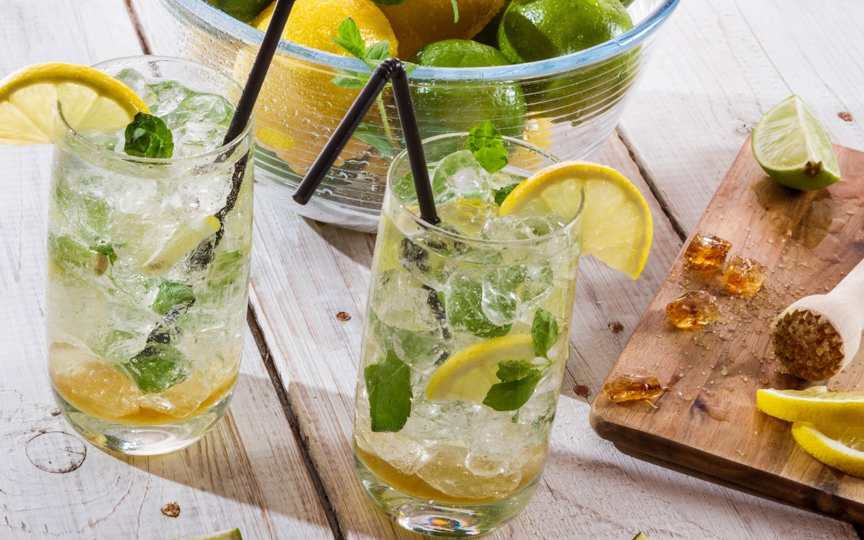 Два стакана мохито с кусочками лайма и льдом