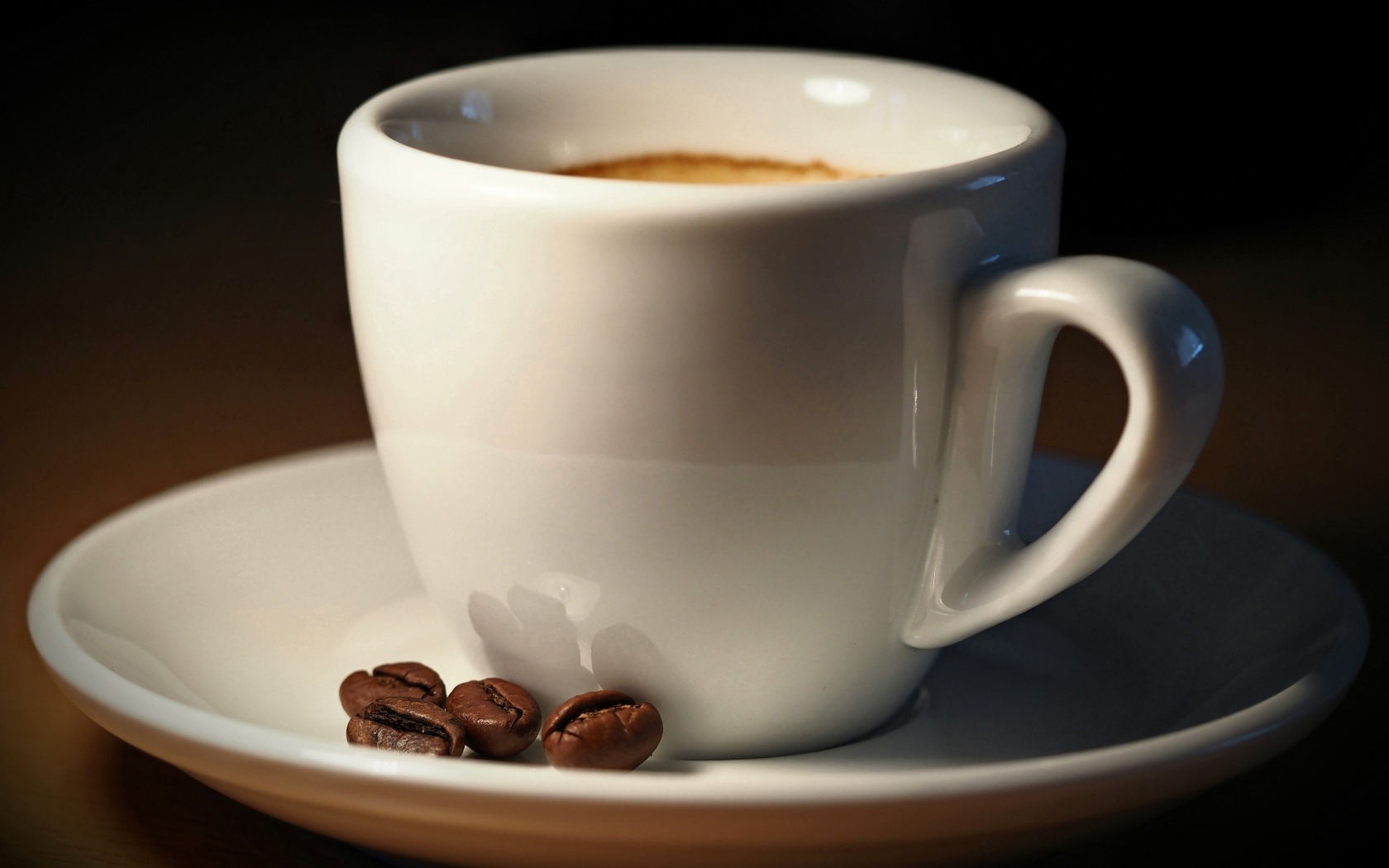 Белая чашка кофе с зернами крупным планом