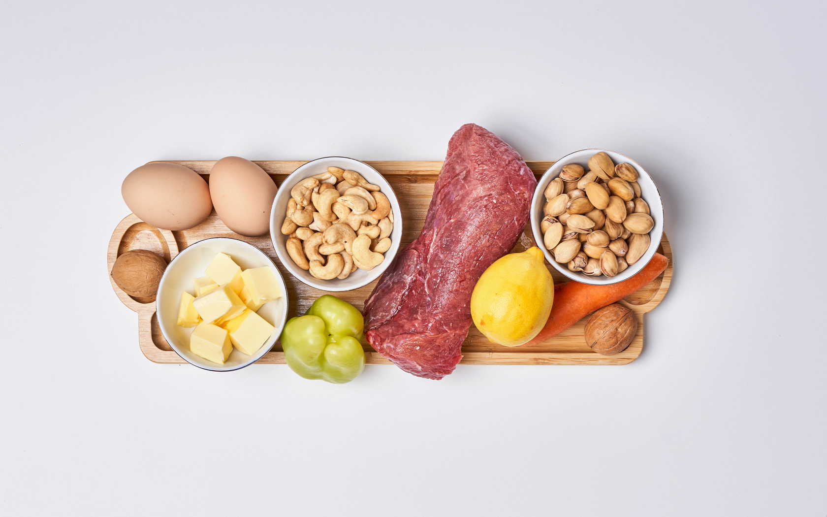 Свежее мясо с орехами и овощами на столе