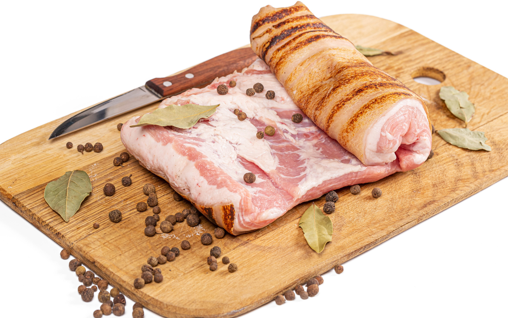 Сало с перцем и лавровым листом на доске