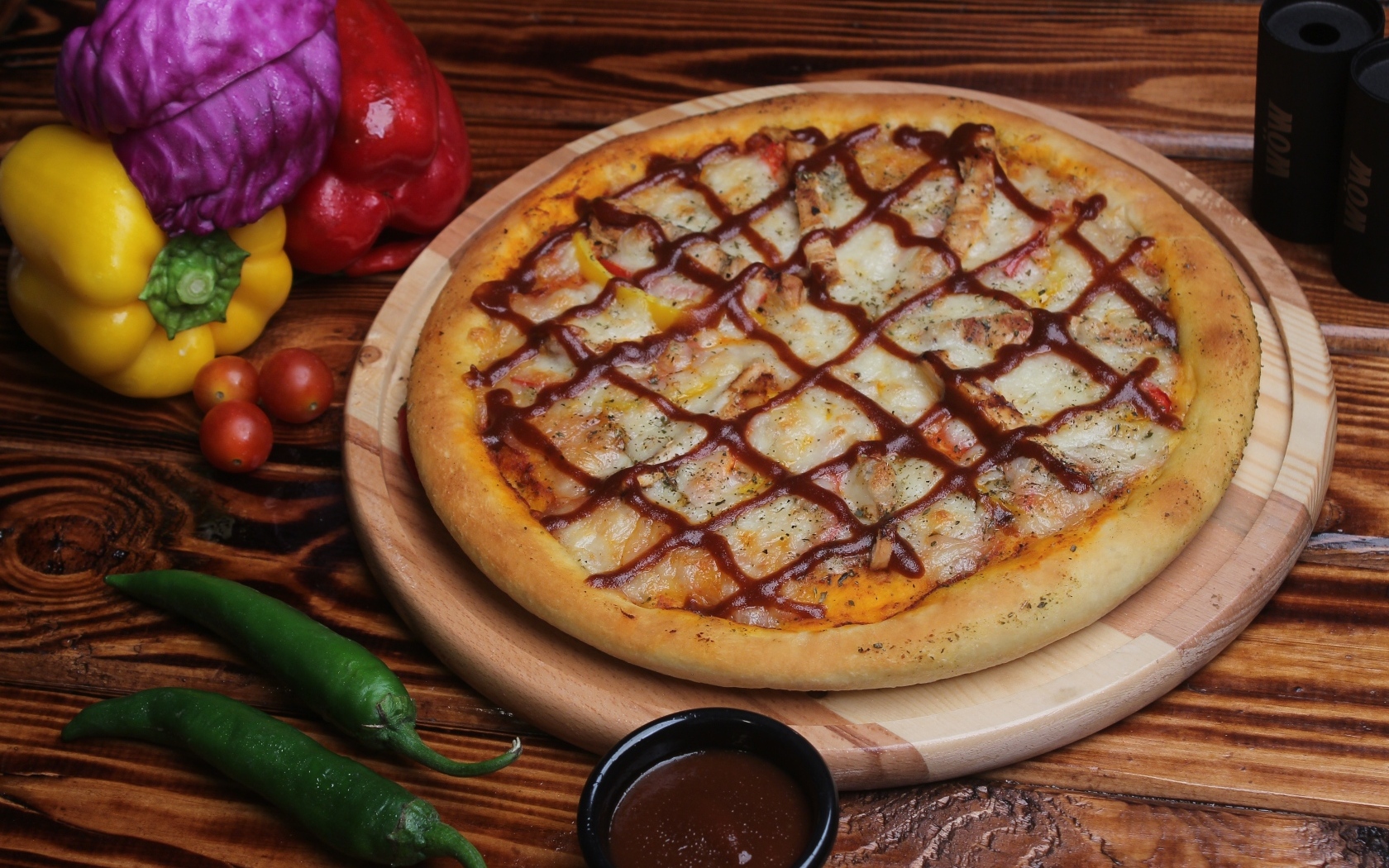 Аппетитная пицца с перцем на столе