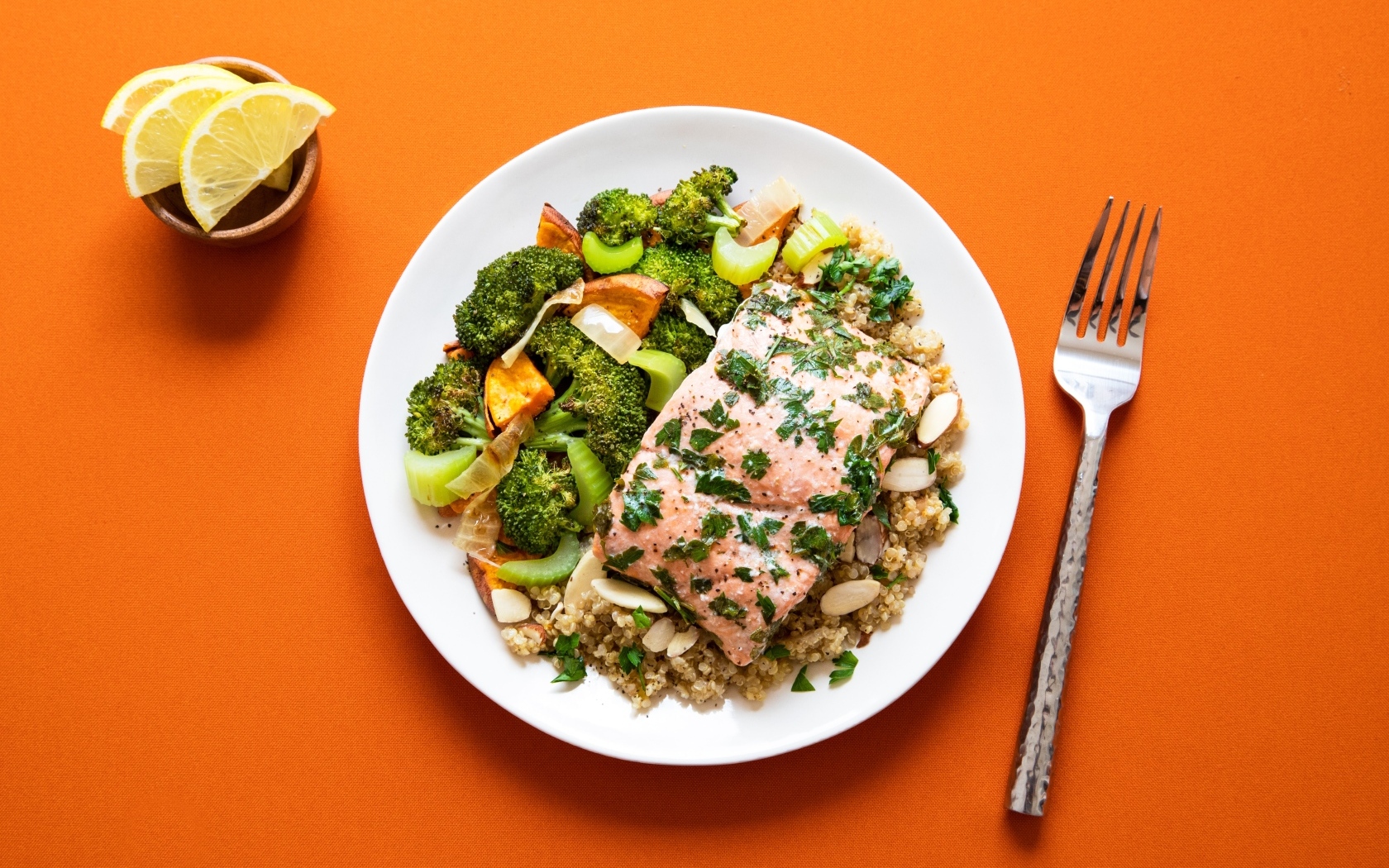 Вкусная рыба на тарелке с овощами и кашей