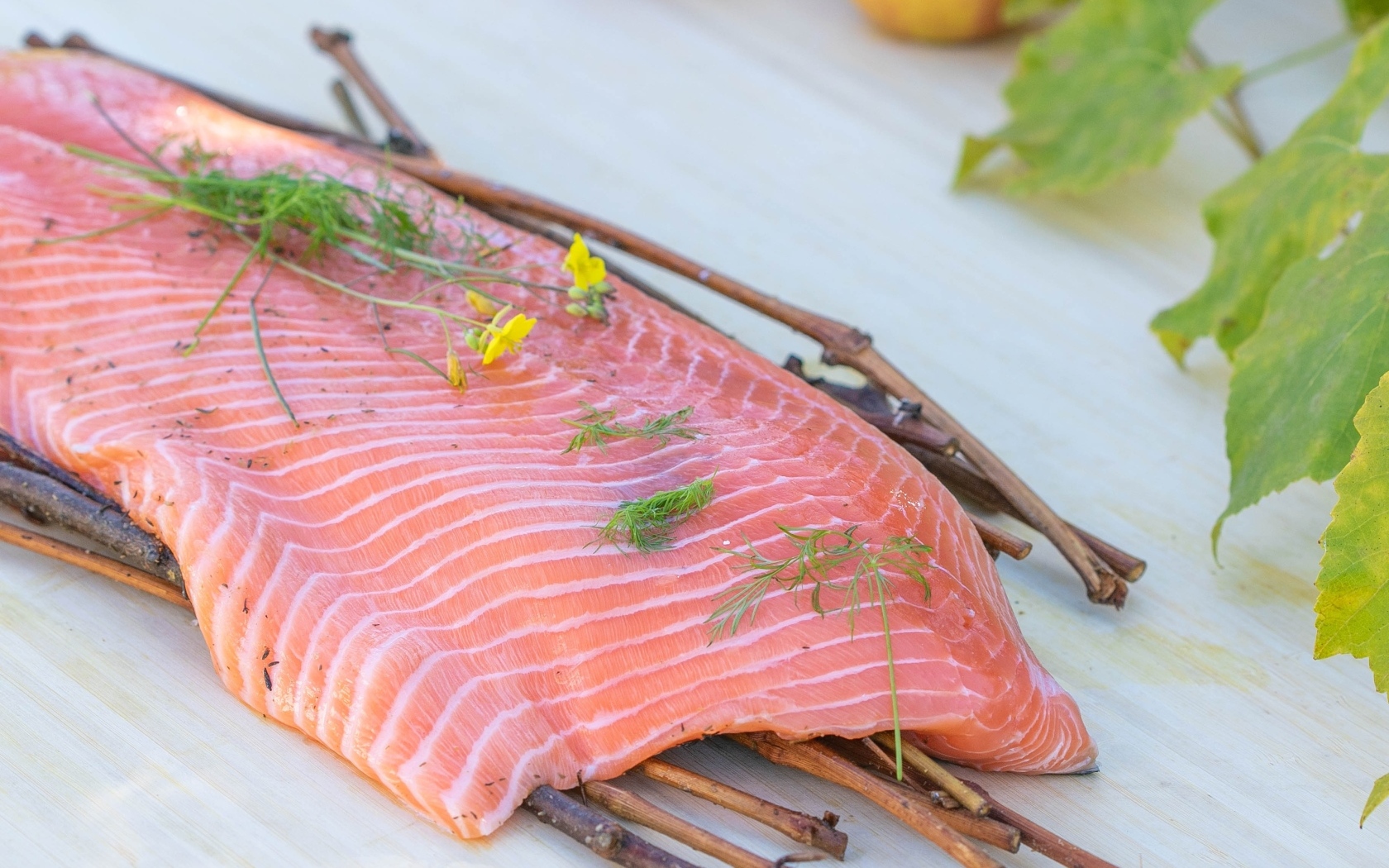 Кусок рыбы с ветками на столе