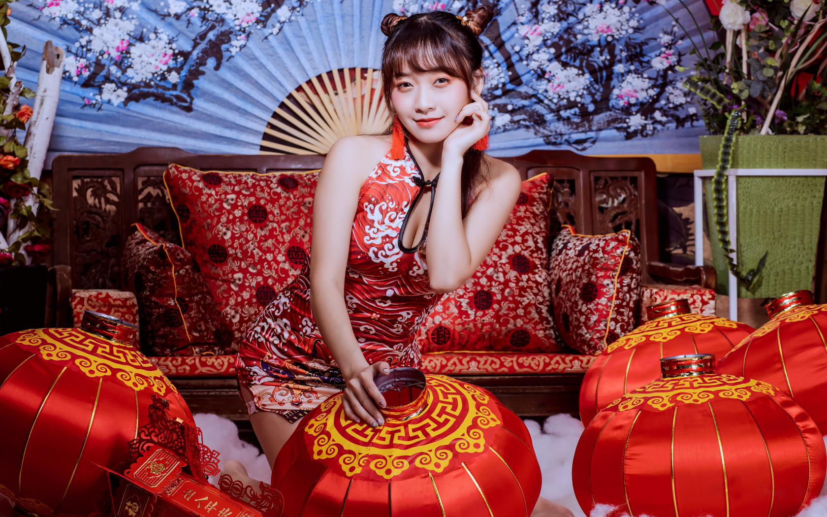 Девушка азиатка с фонариками